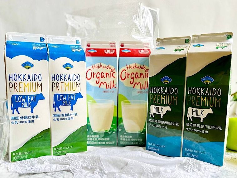 コストコで人気の牛乳3種類を2本ずつ並べたところ