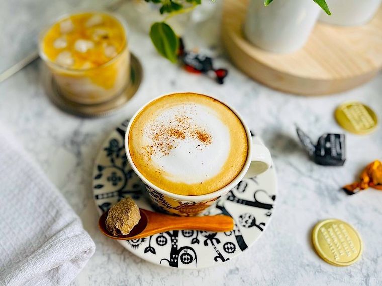 コーヒーカップに入ったコストコの牛乳で作ったラテ、グラスに入ったアイスラテ、キャンディ