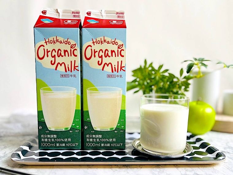コストコのオーガニック牛乳を入れたグラスと2本の牛乳パックを並べたところ