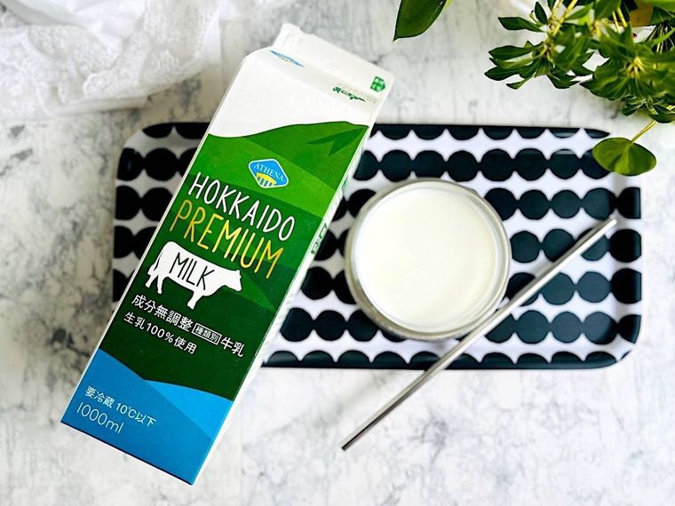 倒して置いたコストコの牛乳パックと牛乳が入ったグラス
