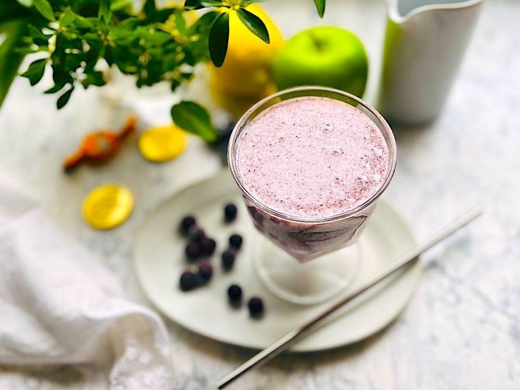 グラスに入ったコストコの牛乳で作ったスムージー、ブルーベリー、ストロー