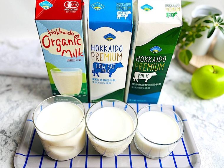 3本並べたコストコの牛乳パックと、牛乳が入った3つのグラス
