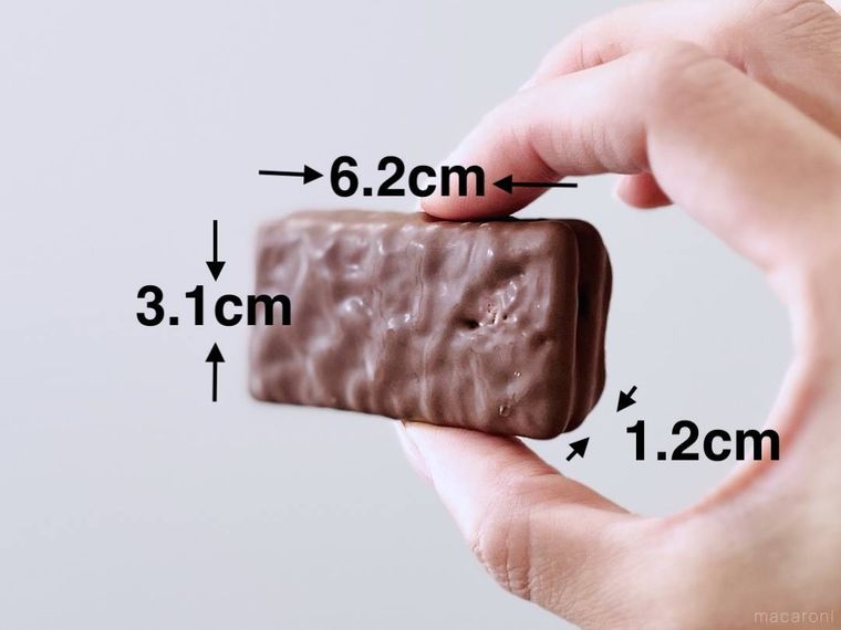 アーノッツ ティムタム オリジナルを手で持っている様子