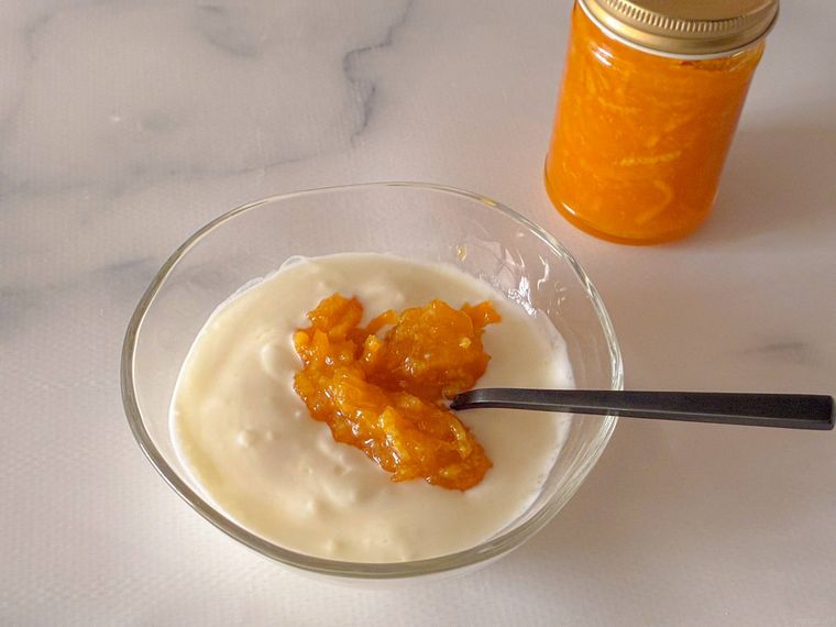 マーマレードをのせたもっちりーのヨーグルト