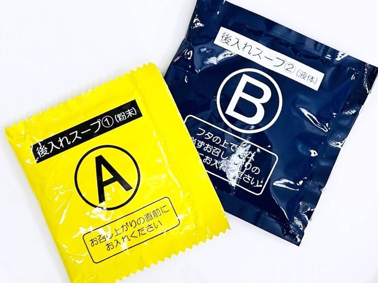 一蘭とんこつ釜だれの粉末スープと液体スープ