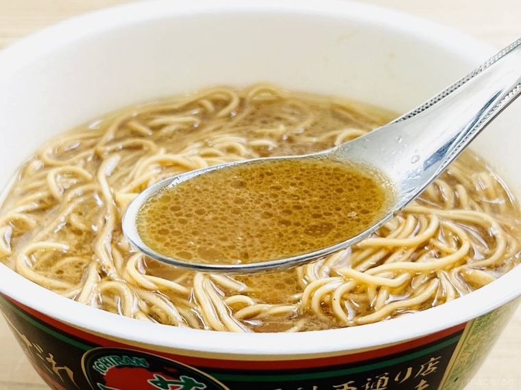 一蘭とんこつ釜だれのスープをすくった様子