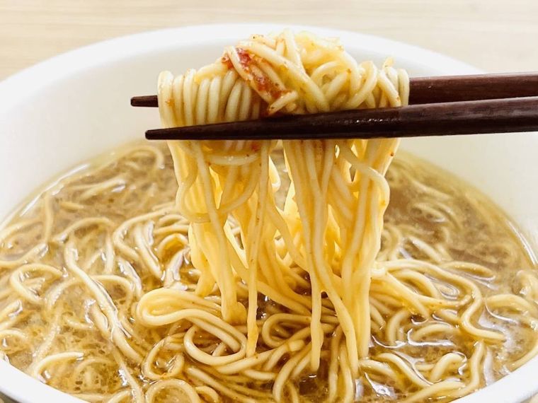 一蘭とんこつ釜だれの麺をすくった様子