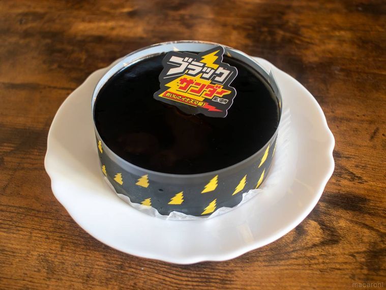 白いお皿にのったブラックサンダーケーキ