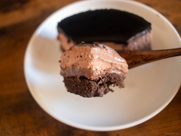 有楽製菓ブラックサンダーケーキをフォークですくっている様子