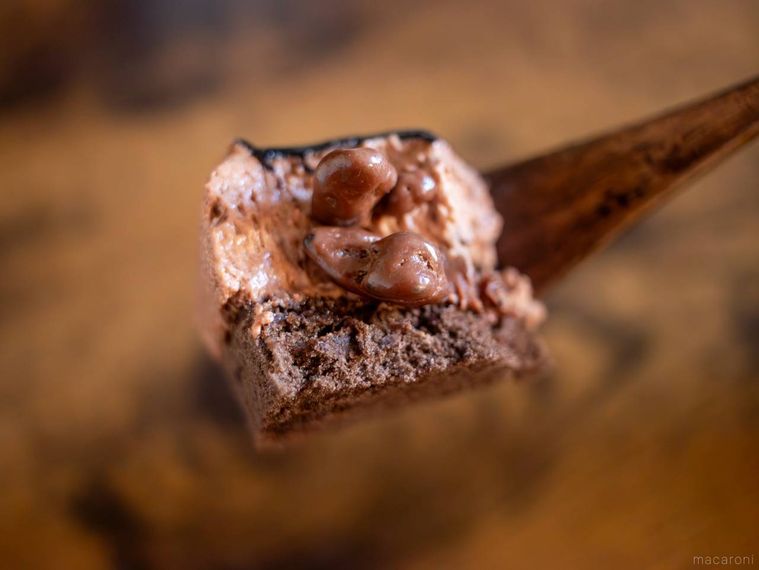 ザクザクトッピングをのせたブラックサンダーケーキをフォークで持ち上げている様子