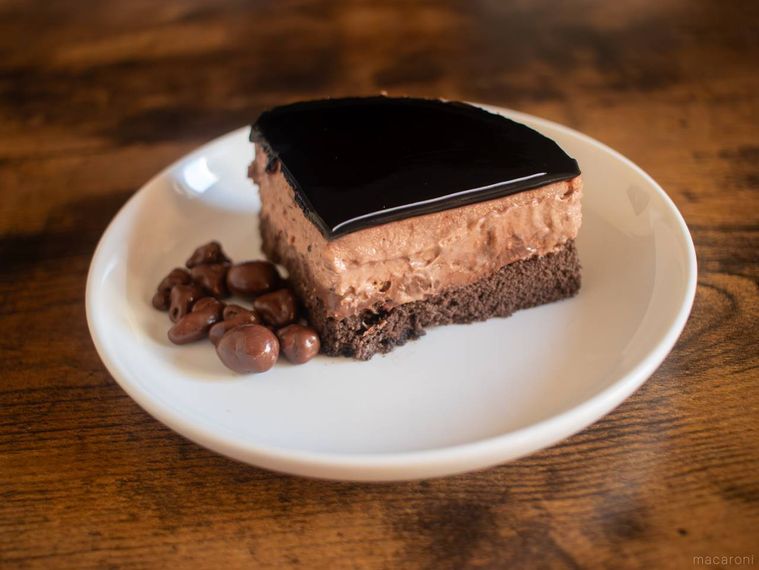 有楽製菓ブラックサンダーケーキとザクザクトッピングを白いお皿にのせた様子