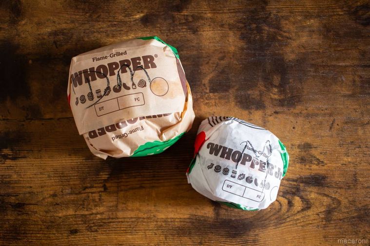 袋に包まれたバーガー