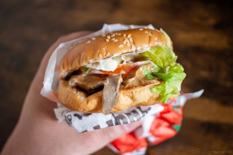 バーガーキングマッシュルームワッパー  ジュニアを片手で持っている