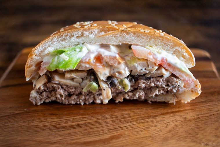 半分に切ったバーガーキングダブルマッシュルームワッパー