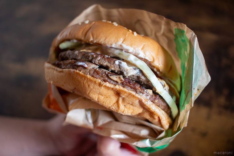 バーガーキングダブルマッシュルームワッパーを両手で持っている