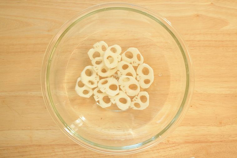 ガイコツ型のれんこんを酢水にさらす様子