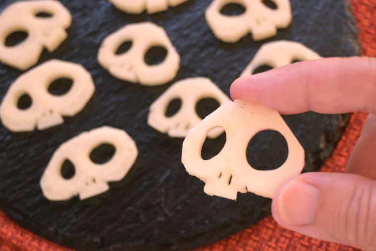 れんこんガイコツで手で摘む様子