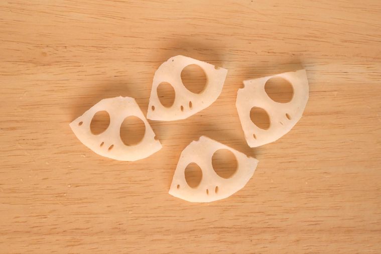 薄切りにしたれんこんが並んでいる