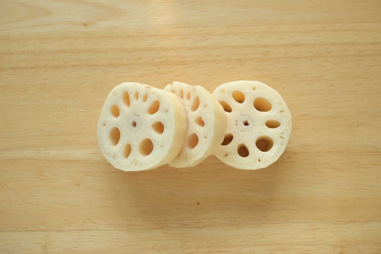 れんこんの輪切りが3つ並んでいる