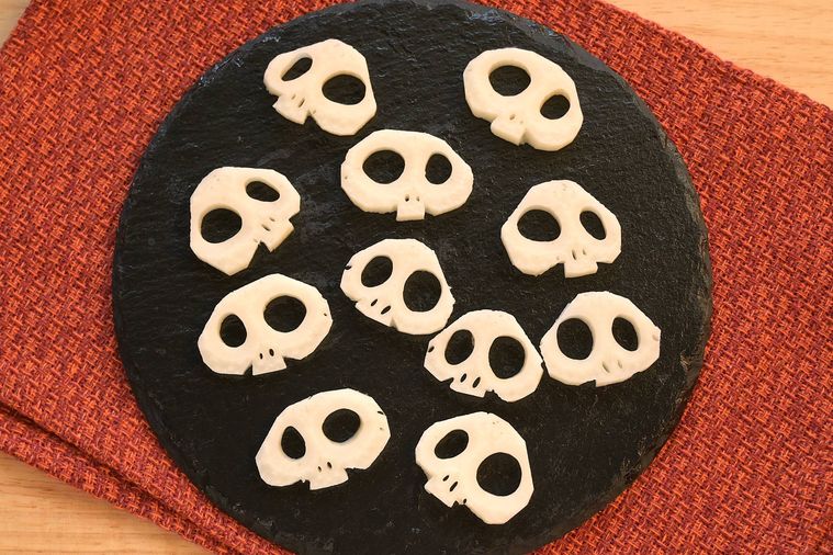 黒いスレート皿にれんこんガイコツが盛り付けてある