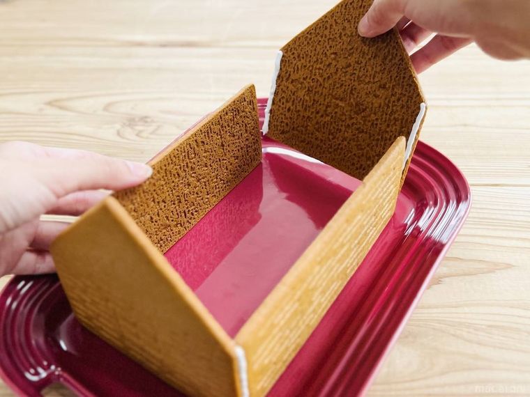 ビスケットを組み立ててお菓子の家を作っている様子