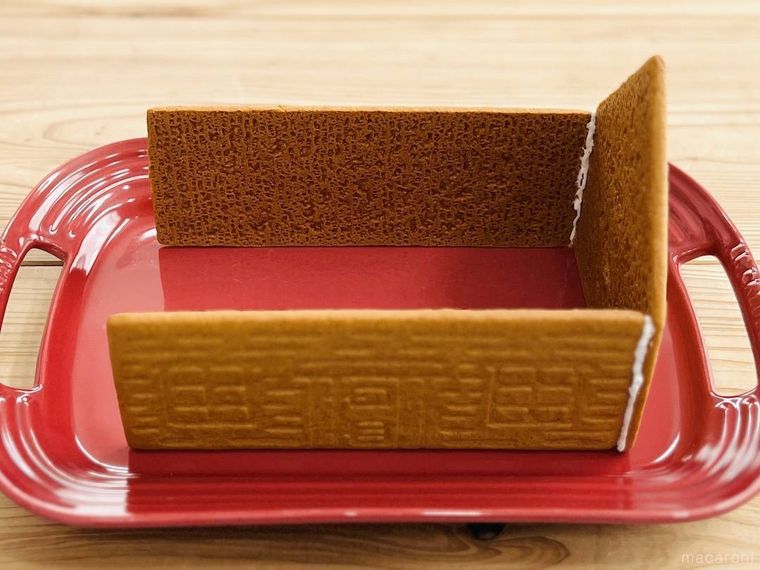 ビスケットを組み立ててお菓子の家を作っている様子