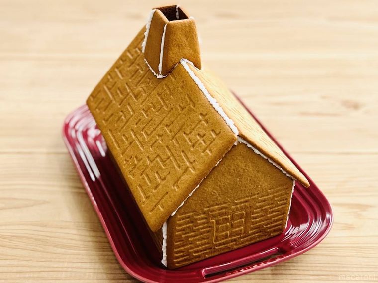 ビスケットでお菓子の家を作った様子