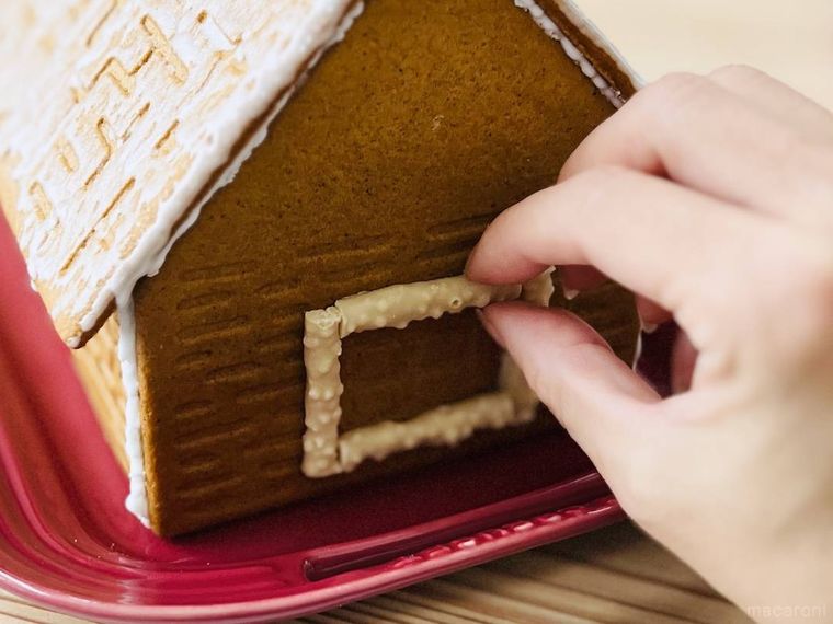 お菓子の家をデコレーションしている様子