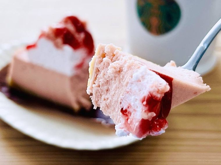 スターバックスのストロベリーチーズケーキをフォークですくった様子