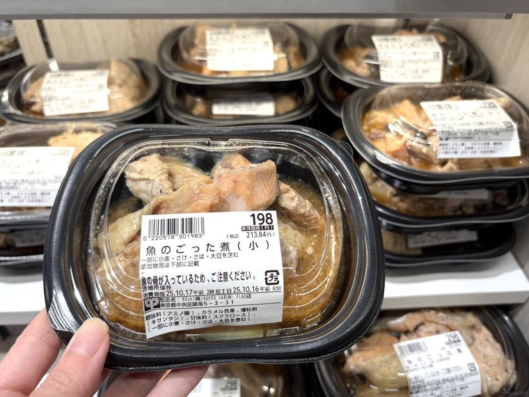 焼き魚・煮魚コーナーの売り場