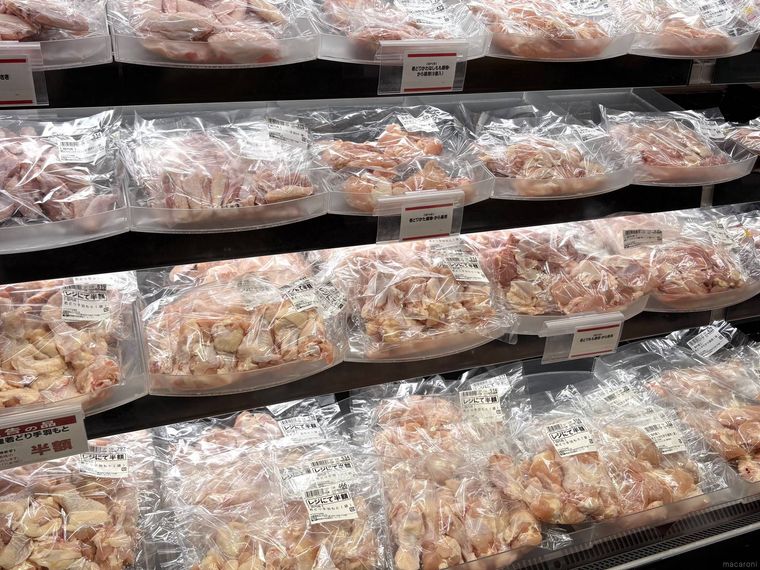 袋に入った鶏肉の売り場