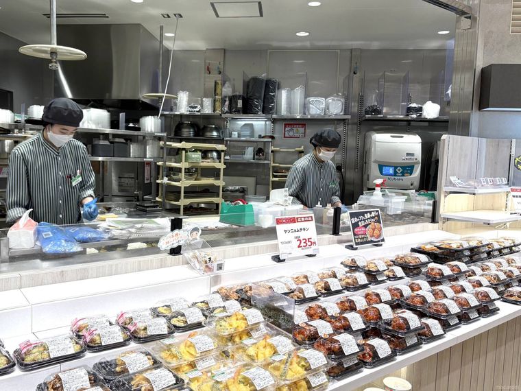オープンキッチンの惣菜売り場