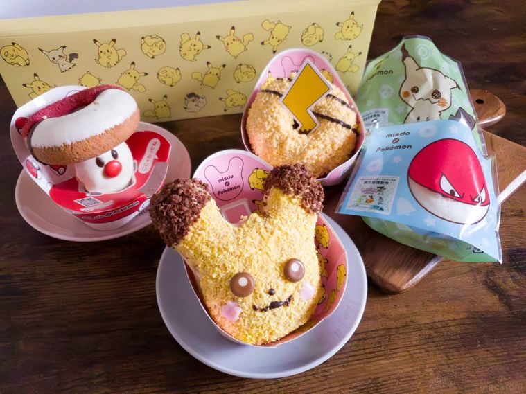 ミスドポケモンのコラボドーナツとボックスを木製のテーブルの上に並んでいる