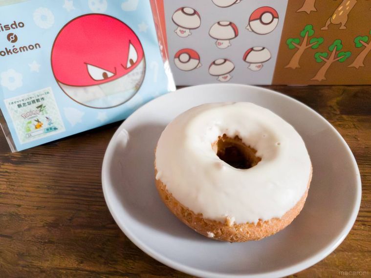 木製のテーブルに置いたミスタードーナツのタマゲた ビリリダマのドーナツ ホワイト