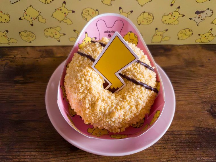 木製のテーブルに置いたミスタードーナツのザクザク ピカチュウのしっぽドーナツ