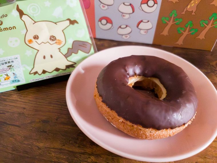 木製のテーブルに置いたミスタードーナツのタマゲた ミミッキュのドーナツ チョコ