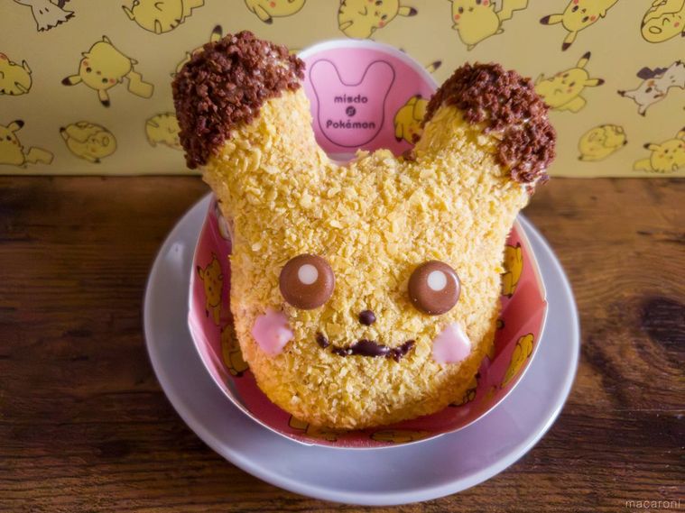 木製のテーブルに置いたミスタードーナツもふもふ ピカチュウ ドーナツ
