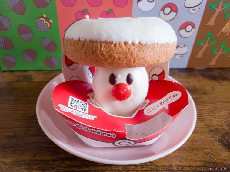 木製のテーブルに置いたミスタードーナツのタマゲた タマゲタケ ドーナツ