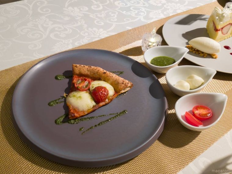 セブンイレブンがちょい足しアレンジした熟成生地のマルゲリータピッツァとアレンジに使用した素材がテーブルに並んでいる