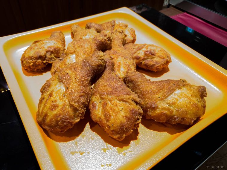 黄色いお皿に盛り付けられたセブンイレブンスペシャルななチキ骨付き