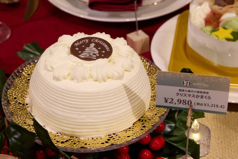 お皿にのったセブンイレブンクリスマスかまくら