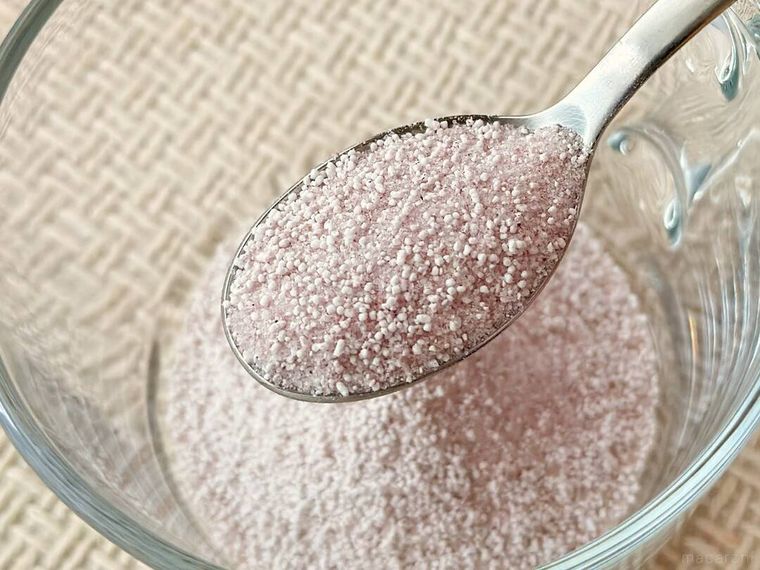 無印良品おうちで味わうカフェメニュー ぶどうのキンダープンシュの粉を持っている様子