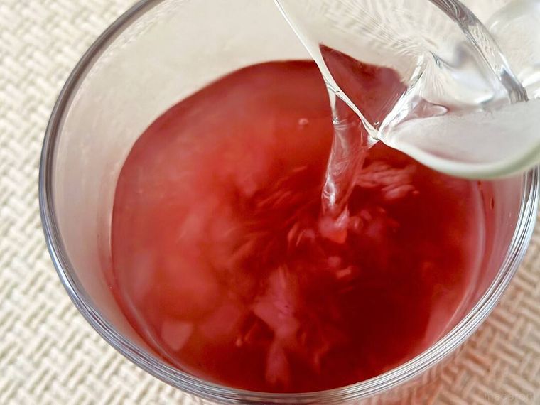 無印良品おうちで味わうカフェメニュー ぶどうのキンダープンシュにお湯を注いでいる様子