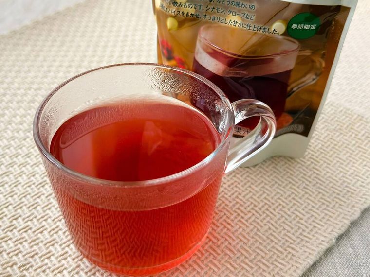 無印良品おうちで味わうカフェメニュー ぶどうのキンダープンシュとパッケージが並んでいる様子