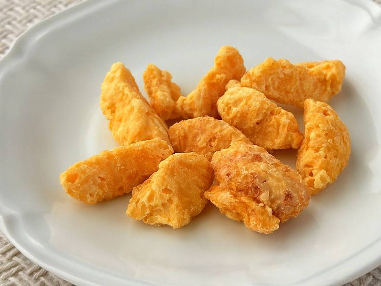 白皿に盛り付けられた無印良品の不揃い しみこみチョコ 温州みかん