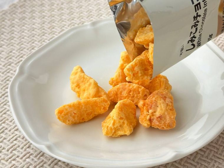 無印良品不揃い しみこみチョコ 温州みかんをパッケージから取り出している様子