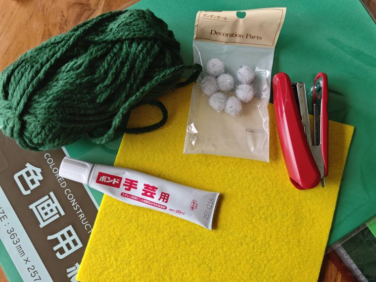 毛糸で作るクリスマスツリーのオーナメントを作る際に必要な道具