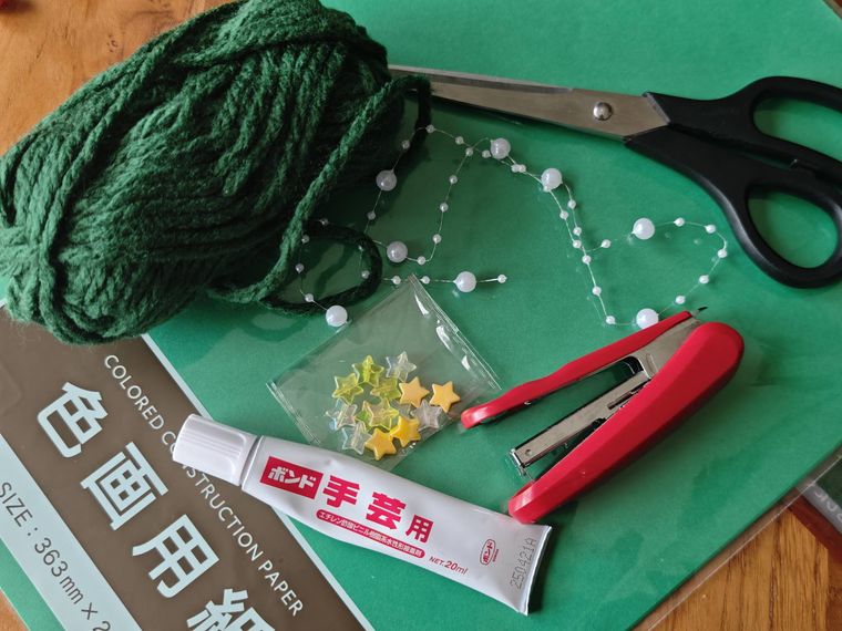 毛糸で作られたクリスマスツリーを作る際に必要な道具