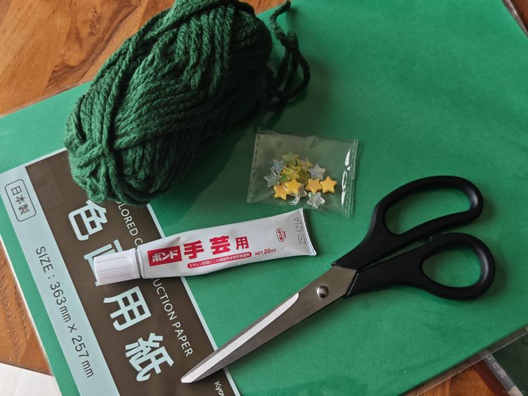 フェルトで作るクリスマスツリーを作る際に必要な道具