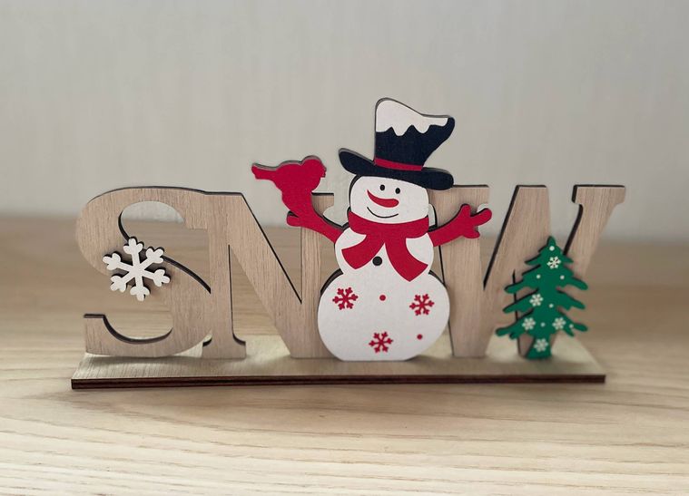 テーブルに置いたウッドオブジェスノーマンの置物